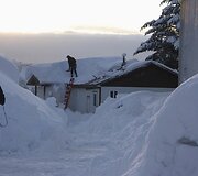 Nuo namo stogo valomas sniegas