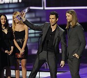 &bdquo;Maroon 5&ldquo; grupės nariai Adamas Levine'as (centre) ir Jamesas Valentine'as