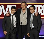 Frankas Grillo (kairėje), Liamas Neesonas (centre) ir Dermotas Mulroney