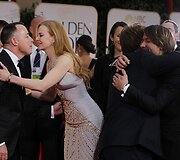 Nicole Kidman sveikinasi su David Furnish (kairėje), Keithas Urbanas ir Eltonas Johnas apsikabinę (de&scaron;inėje)