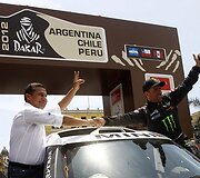 Peru prezidentas Ollanta Humala sveikina Dakaro ralio nugalėtoją Stephane'ą Peterhanselį.