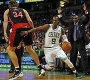 Aaronas Gray ir Rajonas Rondo (su kamuoliu)