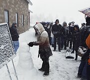 Belaukdami eilėje žmonės nulipdė senį besmegenį.