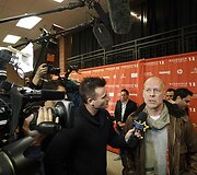 Žurnalistas kalbina Bruce'ą Willisą.