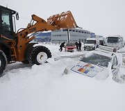 Pusnyje įstrigęs policijos automobilis