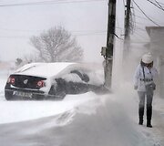 Moteris &scaron;alia užpustyto automobilio