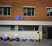 Protestuojantys bedarbiai vyrai miegojo lauke