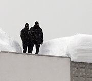 &Scaron;veicarijos policininkai ant pastato stogo