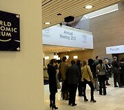 Forumo dalyviai stovi prie įėjimo į kongresų centrą