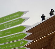Ant kongresų centro pastato stovi policininkai