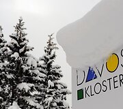 Apsnigtas Davos kongresų centro ženklas