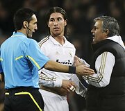 Rungtynių teisėjas, Sergio Ramosas (centre) ir Jose Mourinho