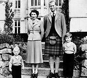 Didžiosios Britanijos karalienė Elizabeth II ir Edinburgo hercogas Philipas su vaikais princu Charlesu ir princese Anne (1953 m.) 