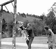 Didžiosios Britanijos karalienė Elizabeth II ir Edinburgo hercogas Philipas su vaikais princu Charlesu ir princese Anne (1955 m.)