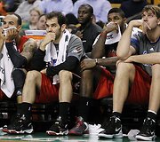 Jerrydas Baylessas, Jose Calderonas, Amiras Johnsonas ir Aaronas Gray žiūri besibaigiančias rungtynes
