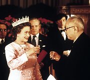 Didžiosios Britanijos karalienė Elizabeth II ir Kinijos prezidentas Li Xiannianas (1986 m.))