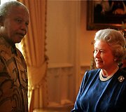 Didžiosios Britanijos karalienė Elizabeth II su Pietų Afrikos prezidentu Nelsonu Mandela (1998 m.)