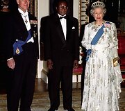 Didžiosios Britanijos karalienė Elizabeth II ir Edinburgo hercogas Philipas su Zimbabvės prezidentu Robertu Mugabe (1994 m.)