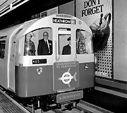 Didžiosios Britanijos karalienė Elizabeth II Hytrou centrinėje stotyje (1977 m.) 