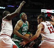 Paul Pierce'as (centre)
