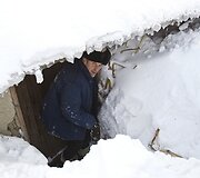 Vyras i&scaron;eina i&scaron; apsnigto tvarto. 