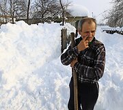 Vyras savo namo kieme