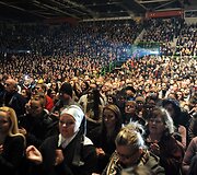Į filmo &bdquo;Kraujo ir medaus žemėje&ldquo; premjerą susirinkę žmonės.