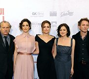 Angelina Jolie (centre) su aktoriais: (i&scaron; kairės) Radeas Serbedzija, Žana Marjanovič, Vanessa Glodjo, Goranas Kostičius