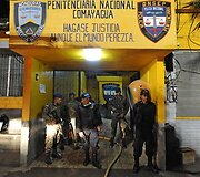 Policininkai ir kareiviai prie Hondūro kalėjimo