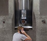Oro uoste įstrigęs &bdquo;Air Australia&ldquo; klientas kalba telefonu.