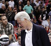 Billas Clintonas žiūrėjo Majamio &bdquo;Heat&ldquo; ir Orlando &bdquo;Magic&ldquo; komandų rungtynes.