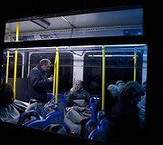 Į autobusą persodinti traukinio keleiviai