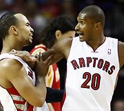 Jerrydas Baylessas (kairėje) ir Leandro Barbosa