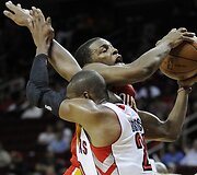 Kyleas Lowry (su kamuoliu) ir Leandro Barbosa