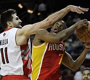Linas Kleiza ir Kyle'as Lowry