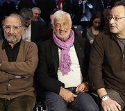 Boksininkų dvikovą stebėjo prancūzų aktoriai Jeanas-Paulis Belmondo (centre), Claude'as Brasseuris (kairėje) ir Jeanas Reno