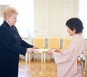 Lietuvos prezidentė Dalia Grybauskaitė ir Japonijos ambasadorė Kazuko Shiraishi