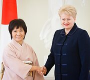Japonijos ambasadorė Kazuko Shiraishi ir Lietuvos prezidentė Dalia Grybauskaitė
