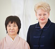 Japonijos ambasadorė Kazuko Shiraishi ir Lietuvos prezidentė Dalia Grybauskaitė