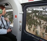 Australijos ministrė primininkė Julia Gillard i&scaron; sraigtasparnio apžiūri potvynio plotus