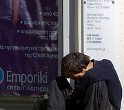 Bedarbis vyras Graikijoje pra&scaron;o i&scaron;maldos