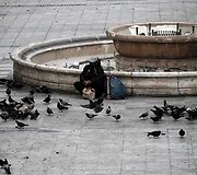 Bedarbis vyras Atėnuose lesina balandžius