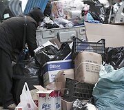 Vyras tarp &scaron;iuk&scaron;lių ie&scaron;ko vertingų daiktų