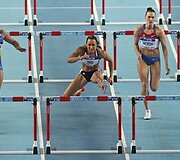 Austra Skujytė (kairėje), Jessica Ennis (centre)