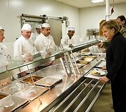 Vokietijos kanclerė Angela Merkel pietavo su kariais Afganistane