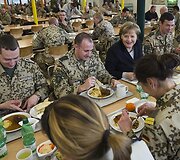 Vokietijos kanclerė Angela Merkel pietavo su kariais Afganistane