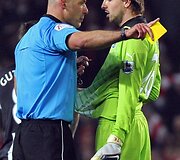 Teisėjas Howardas Webbas parodė geltonąją kortelę  &bdquo;Newcastle United&ldquo; vartininkui Timui Krului.