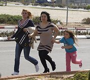 Izraelyje žmonės bėga slėptis po i&scaron;girdę pavojų apie i&scaron; Palestinos paleistas raketų.