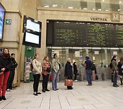 Žmonės Briuselio centrinėje traukinių stotyje tylos minute pagerbė žuvusiuosius.