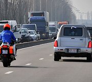 Karstus vežančių automobilių kolona